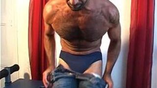Kamal, a sexy mature sport guy serviced by a gay guy ! porn video
